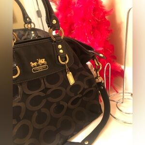 Coach Julianne Madison op Art tote Satchel in Black signature Canvas w/ gold!💛🖤